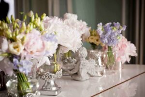 Un petit angelot et de délicats bouquets de fleurs