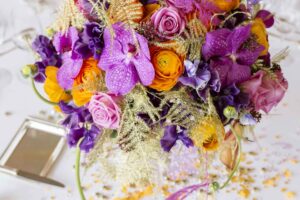 Un élégant bouquet pour cette table du restaurant le Louix XV à Monaco