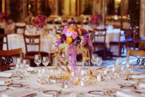 Un centre de table richement décoré