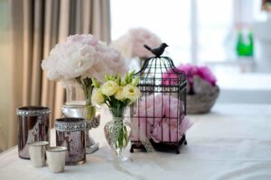 Une décoration douce composée de fleurs et d'une cage à oiseaux