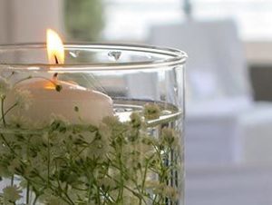 Bougie flottante avec des plantes