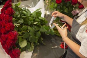 Une fleuriste préparant un bouquet