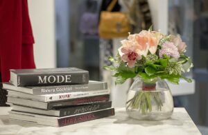 Vase et fleurs pour un abonnement floral pour une boutique