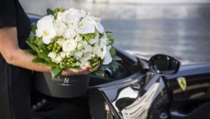 Boite à fleurs noires dans Ferrari noire