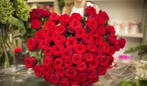 Préparation d'une livraison d'un bouquet de roses rouges