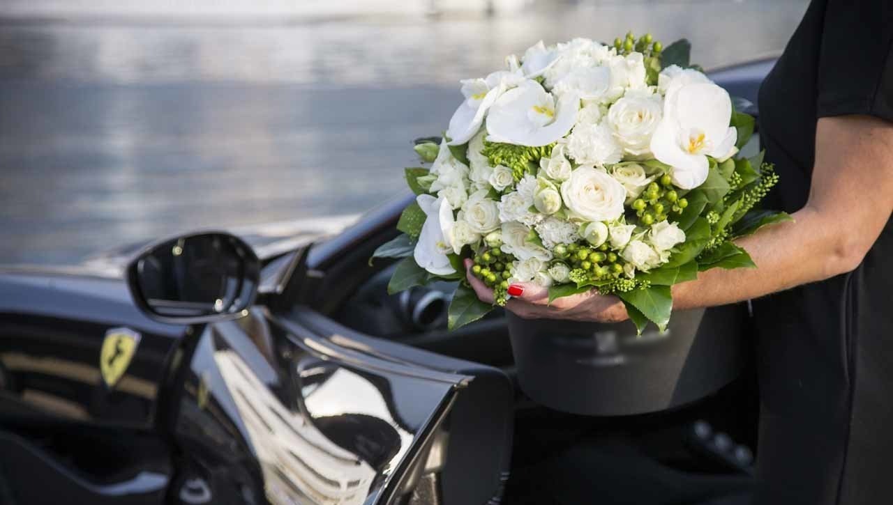 Une boite à fleurs contenant de magnifiques fleurs fraiches