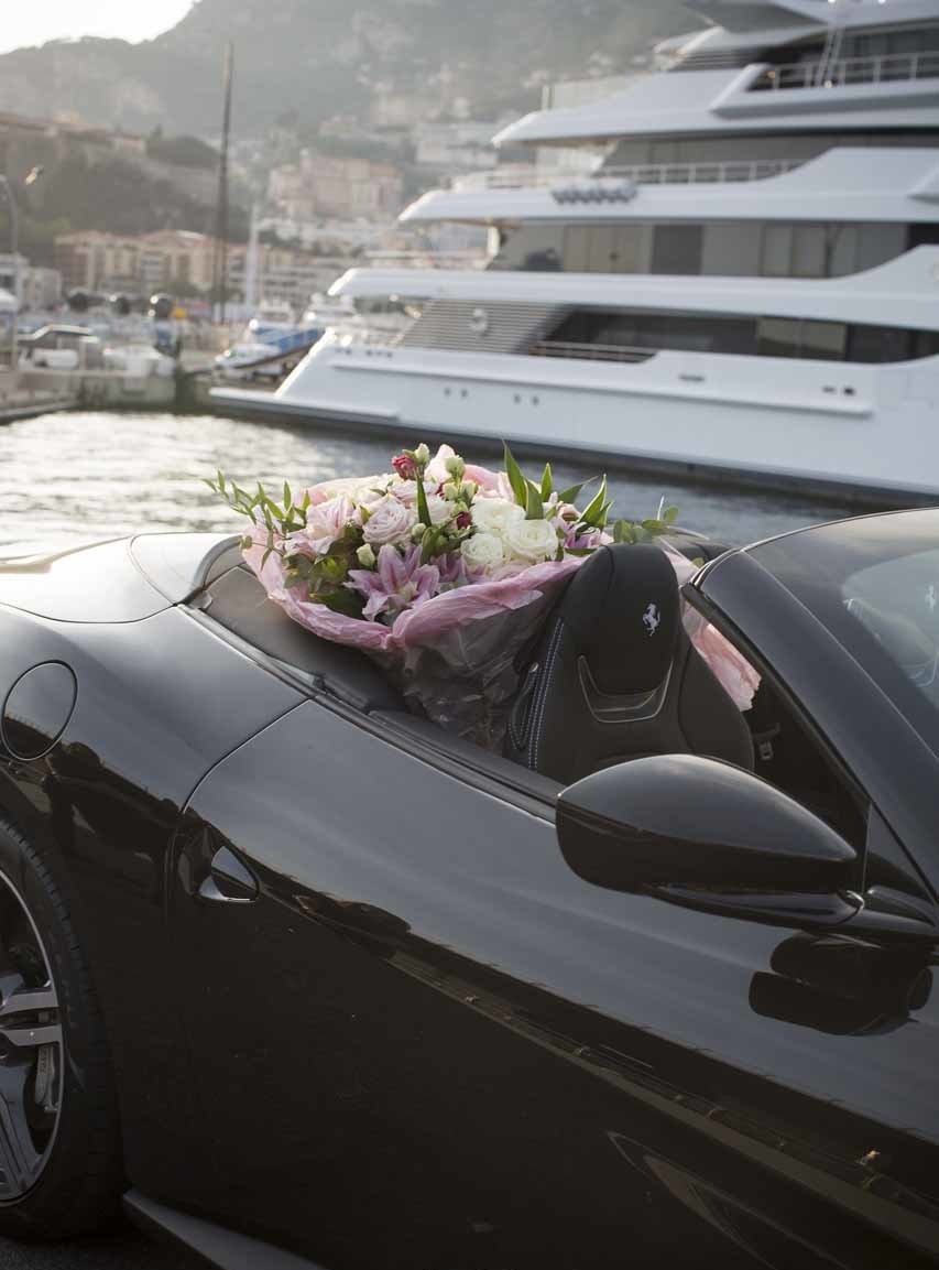 Un bouquet à l'arrière d'une Ferrari