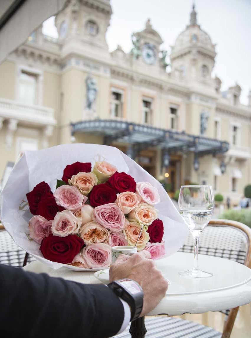Un bouquet à une table du Café de Paris, place du Casino de Monte-Carlo