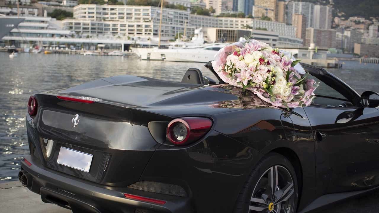 Fleurs et Ferrari, une alliance de goût