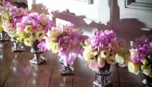 De beaux vases fleuris pour un événement décoré par Narmino