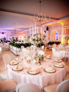 Splendide centre de table avec roses blanches pour un mariage
