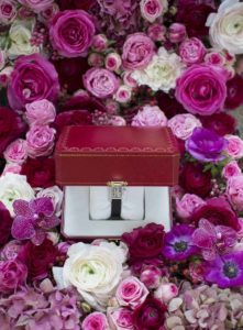 Des fleurs, des roses et quelques hortensias comme un écrin pour cette montre