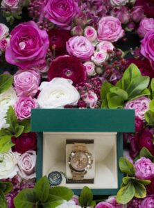 Des fleurs, des roses comme un écrin pour cette montre