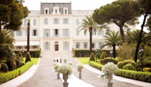 Une allée décorée par nos soins pour un mariage sur la Côte d'Azur