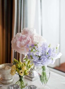 Quelques bouquets et vases fleuris pour un mariage