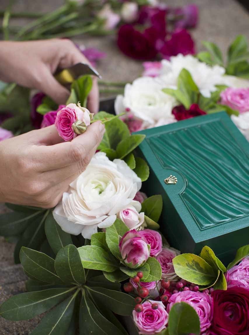 fleuriste avec roses de jardin et montre de luxe