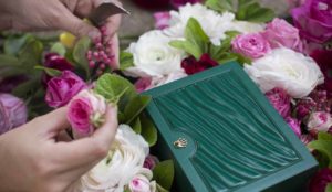 fleuriste avec roses de jardin et montre de luxe