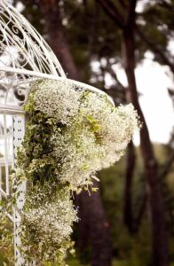 Préparation d'une arche à fleurir pour un mariage