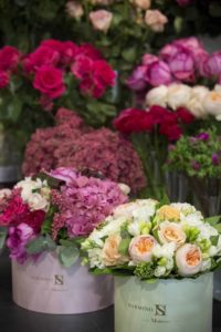 De belles boites à fleurs composées de fleurs fraiches et aux tons variés