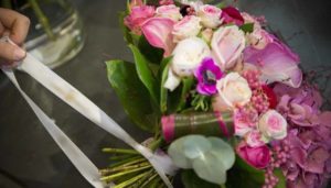 Une fleuriste préparant un bouquet dans notre magasin