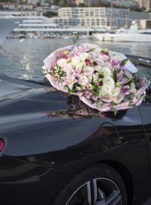 un grand bouquet de fleur sur le port de Monaco