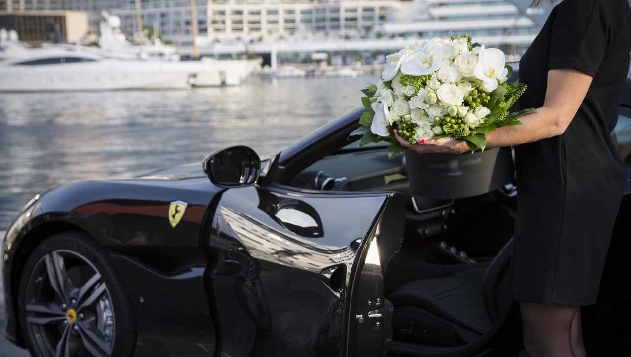 un grand bouquet de fleur et voiture de luxe