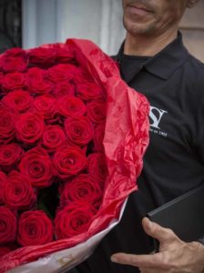 Un livreur et son bouquet