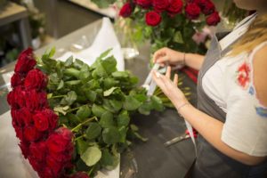 Fleuriste préparant un bouquet de roses