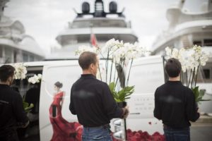 Nos employés livrent des orchidées à un bateau