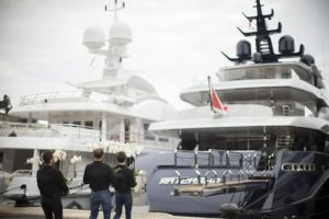 Nos employés livrent des orchidées à un bateau