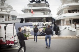 Fleuristes livrant un yacht dans le port de Monaco