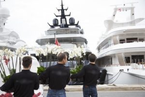 Fleuristes livrant des orchidées à un yacht dans le port de Monaco