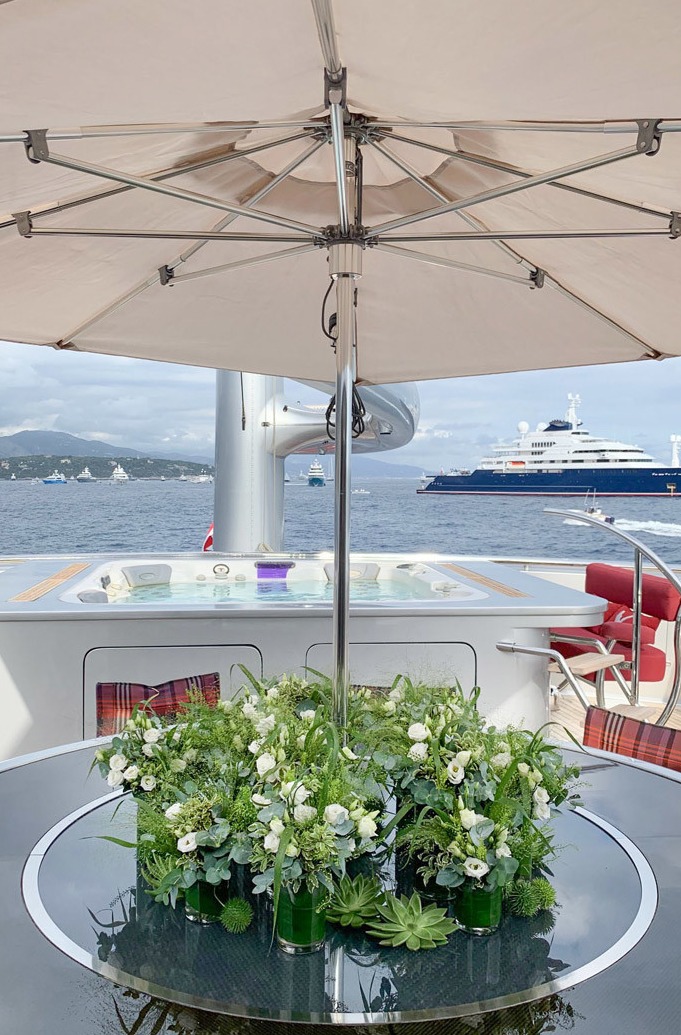 Centre de table fleuri lors du Monaco Yacht Show
