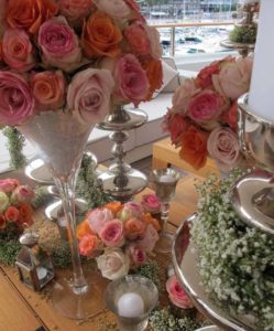 De riches bouquets de roses pour ce bateau