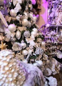 Un sapin de Noël décoré dans des tons blancs