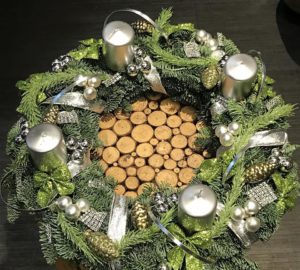 Une couronne de Noël dans des tons vert argent