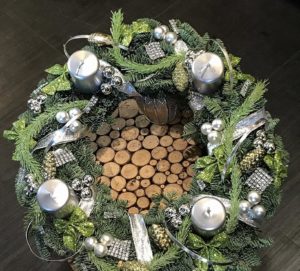 Une couronne de Noël dans des tons vert argent