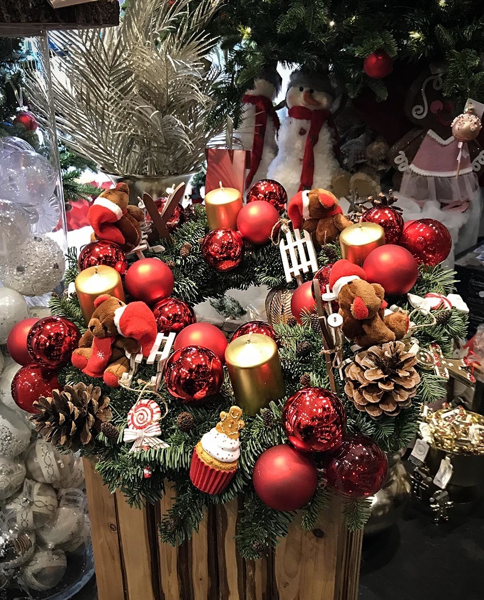 Une couronne de Noël dans des tons rouge et or