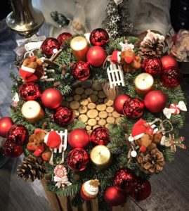 Une couronne de Noël dans des tons rouge et or