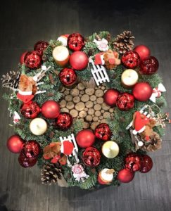 Une couronne de Noël dans des tons rouge et or