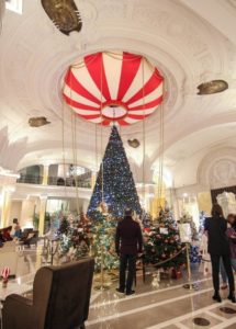 Les Sapins Action Innocence Monaco dans le hall de l'Hôtel de Paris