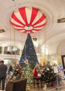 Les Sapins Action Innocence Monaco dans le hall de l'Hôtel de Paris