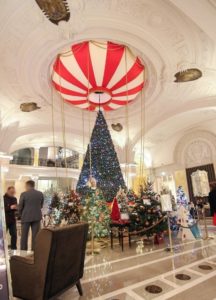 Les Sapins Action Innocence Monaco dans le hall de l'Hôtel de Paris
