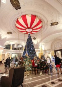 Les Sapins Action Innocence Monaco dans le hall de l'Hôtel de Paris