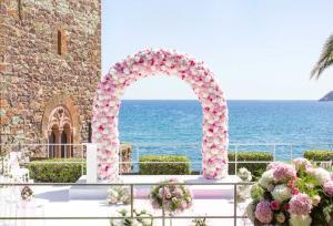 Exemple d'arche fleurie pour décorer votre mariage sur la Côte d'Azur ou à Monaco
