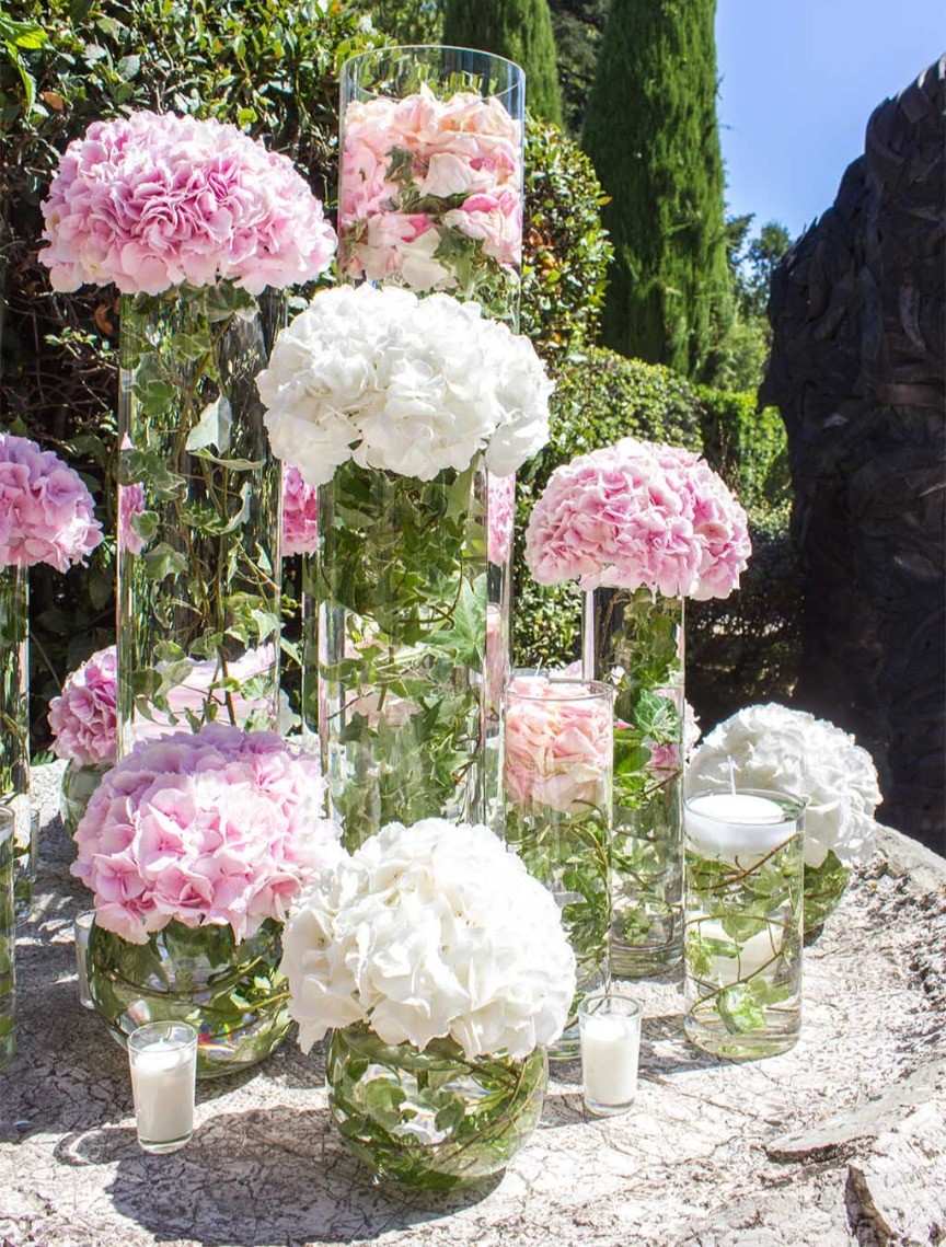 Des vases transparents pour décorer le jardin des mariés