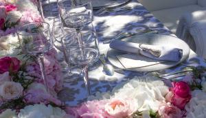 De magnifiques roses pour décorer la table des mariés
