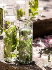 Des vases transparents pour décorer le jardin des mariés