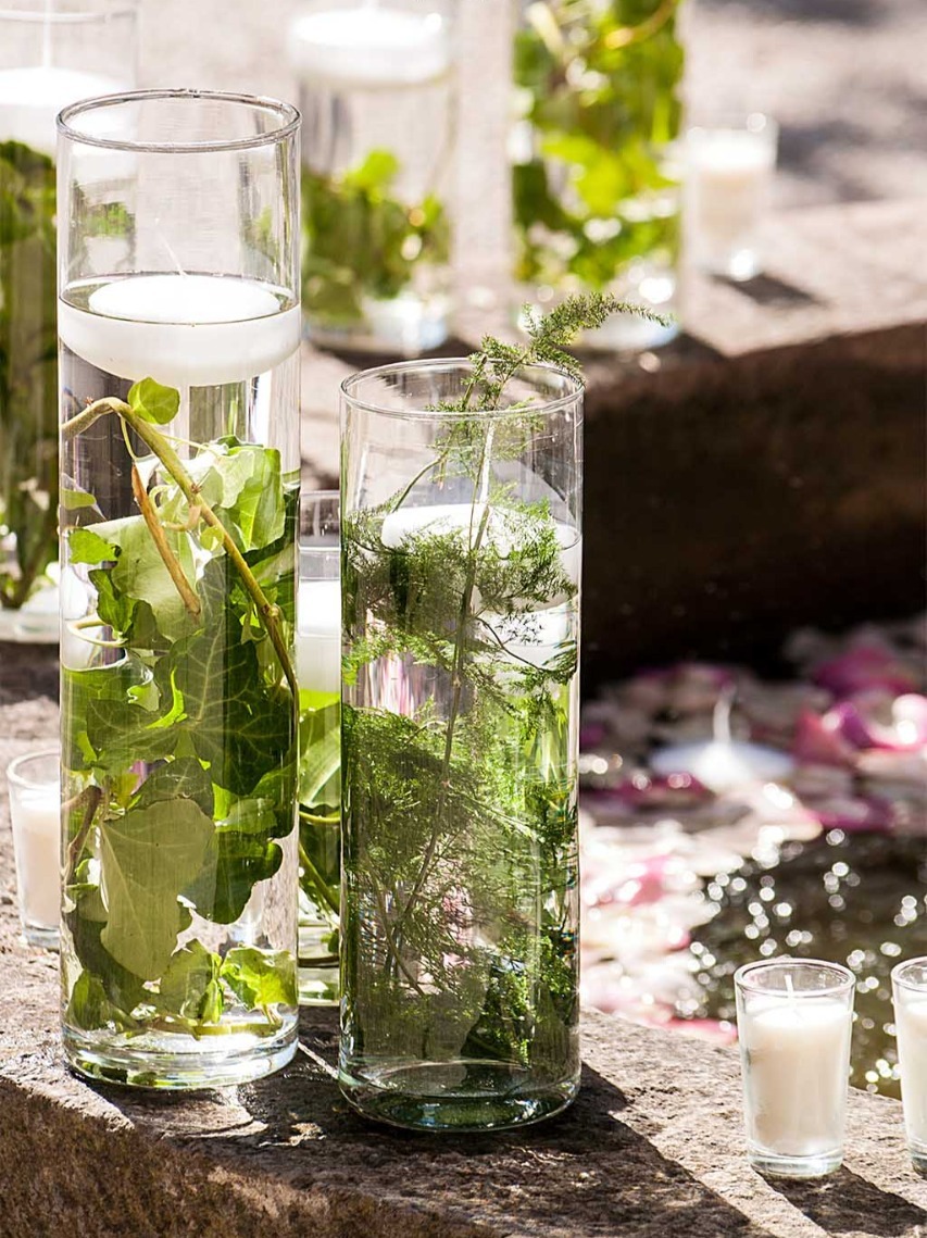 Transparent vases to decorate the wedding garden