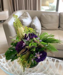 Un bouquet de fleurs posé sur une table basse